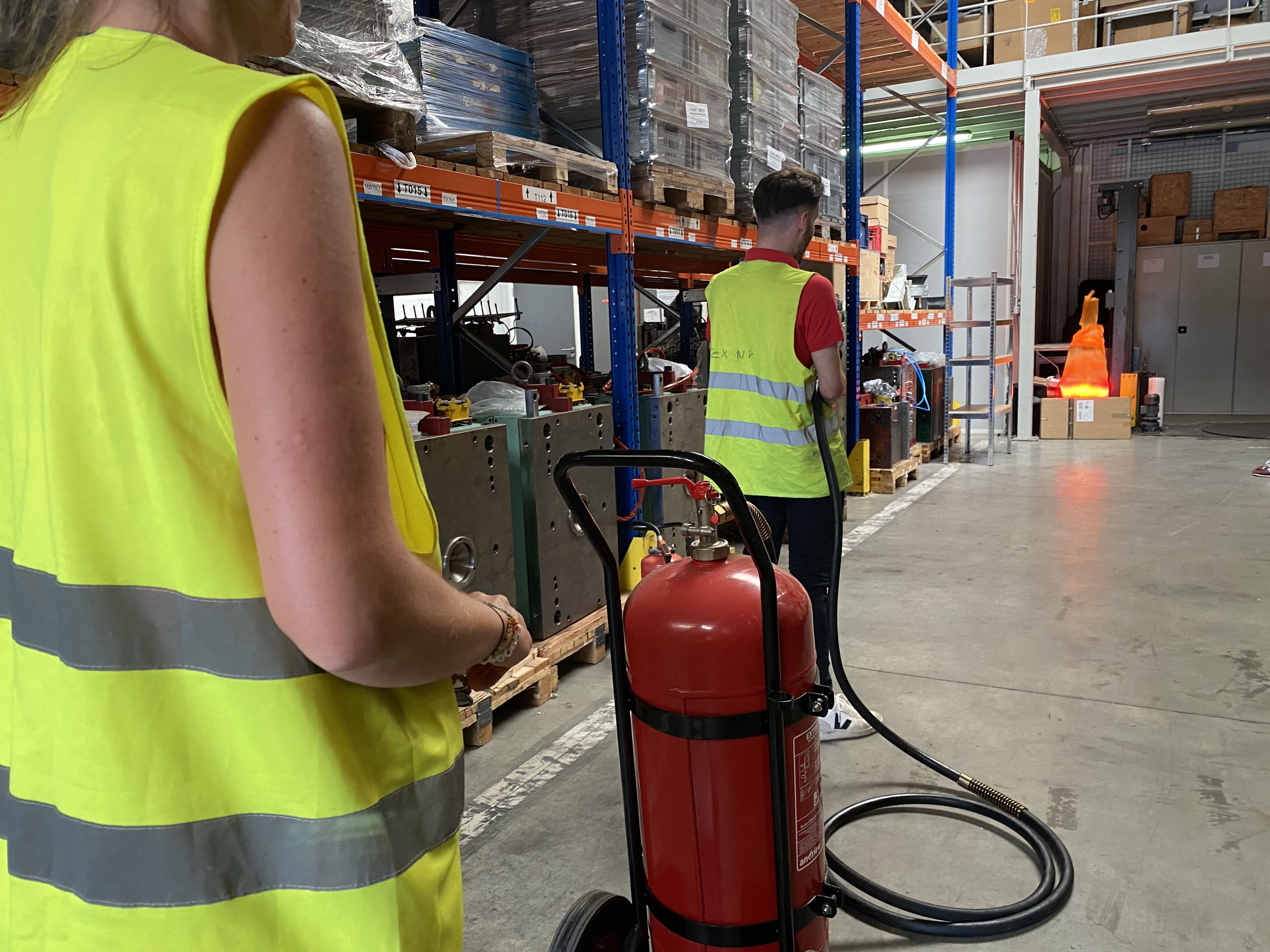 Techniciens Vériflamme contrôlant des extincteurs sur site