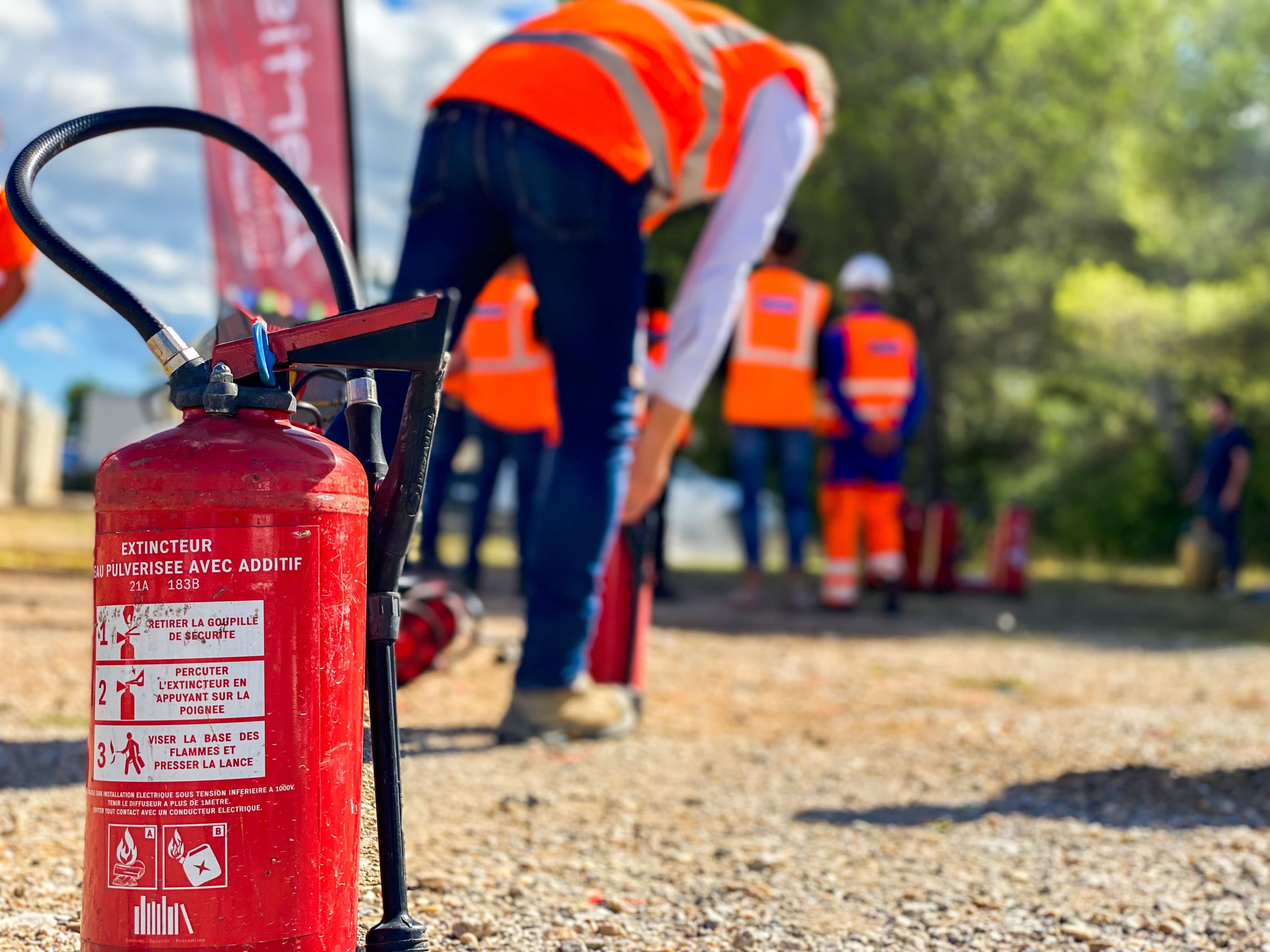 Techniciens Vériflamme testant un robinet d'incendie armé