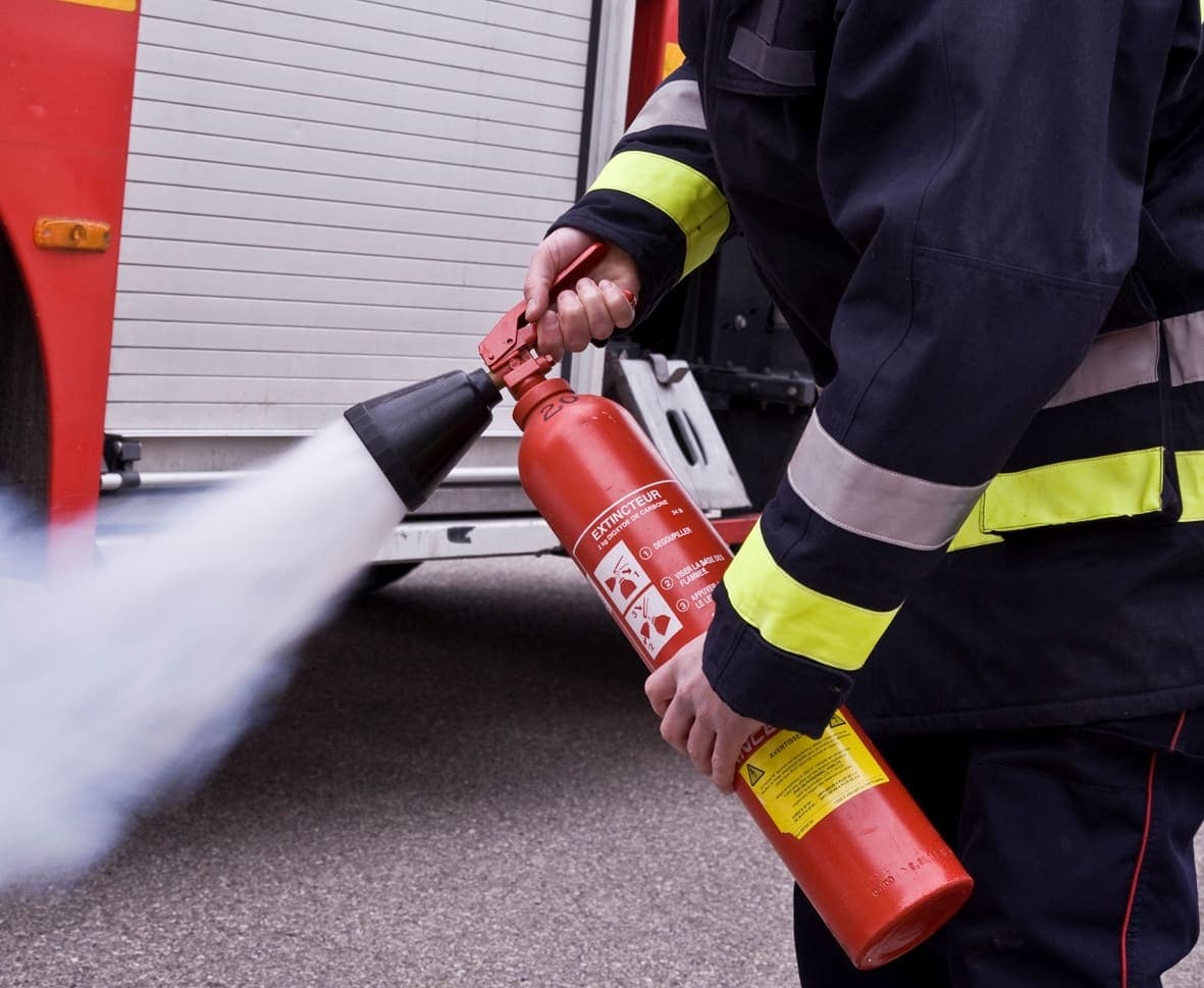 Techniciens Vériflamme mobilisés lors d'une intervention incendie