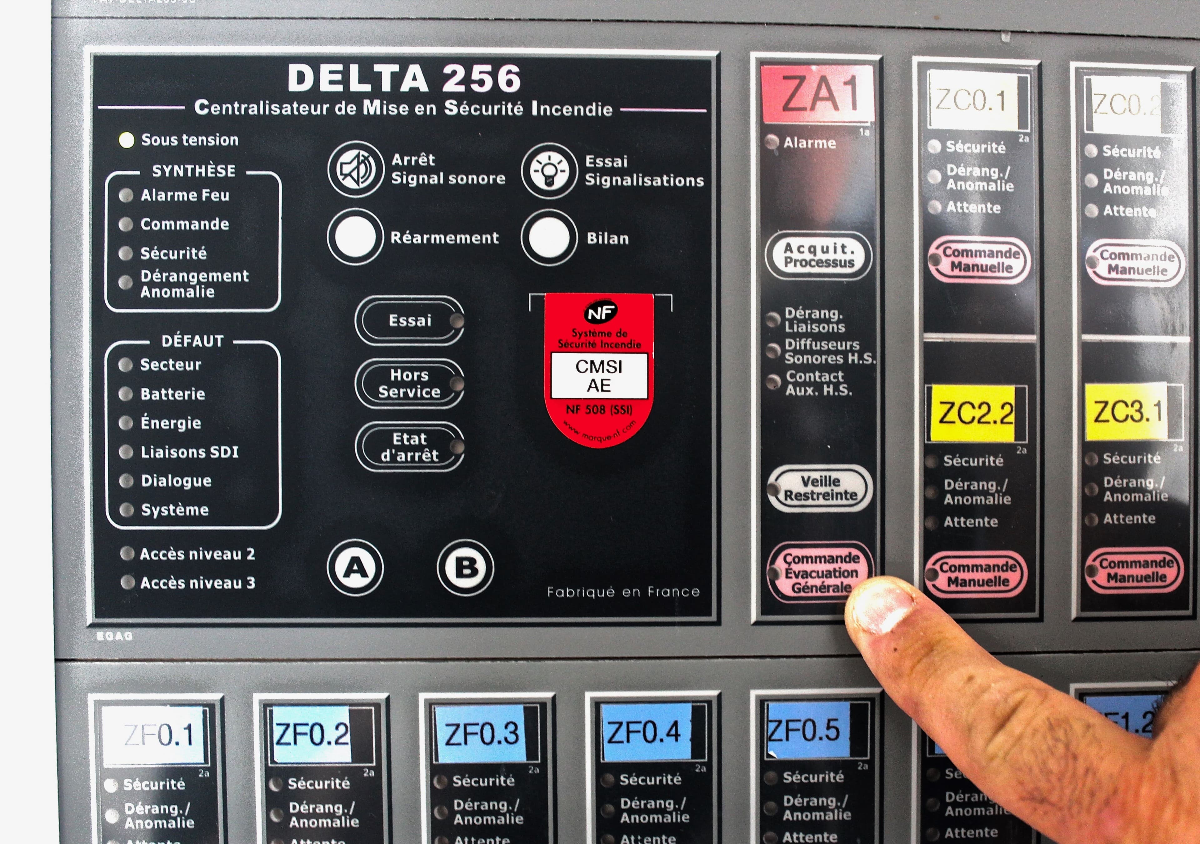 Technicien Vériflamme paramétrant un système de sécurité incendie